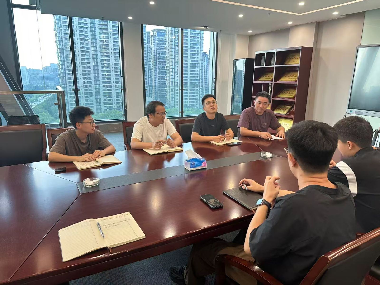 為切實筑牢臺風 “白海豚” 防御防線，城區公司迅速召開防汛抗臺工作會議，副總經理秦君彪主持會議并對防臺防汛工作進行全面部署。會后，公司立即組織力量對各在建項目開展防臺防汛專項安全檢查。檢查組聚焦關鍵環節與風險點位，重點核實防汛物資儲備、24 小時值班值守與領導帶班制度落實情況.jpg